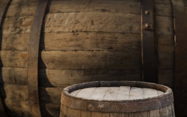 fıçının arka planı ve aşınmış eski ahşap masa