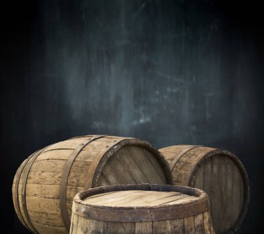 fıçının arka planı ve aşınmış eski ahşap masa