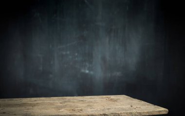 fıçının arka planı ve aşınmış eski ahşap masa