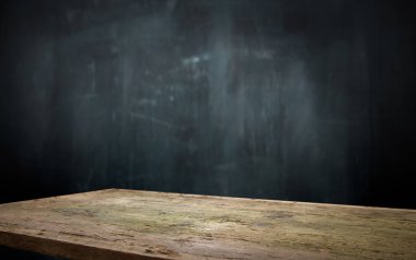 fıçının arka planı ve aşınmış eski ahşap masa