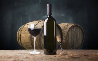 Kırmızı şarap. Bir bardak şarap. Kırmızı şarap dök..