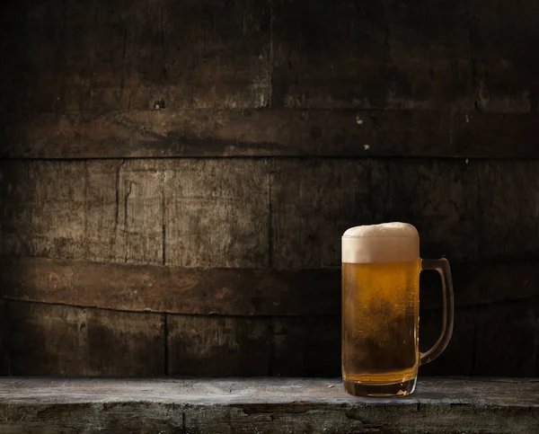 Oktoberfest Barril Cerveja Copos Cerveja Com Trigo Lúpulo Mesa Madeira — Fotografia de Stock