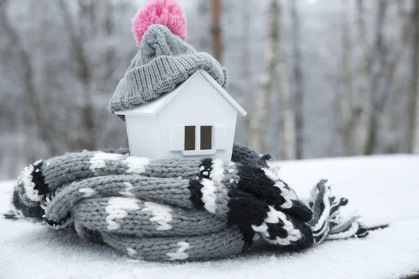 Будинок Взимку Концепція Системи Опалення Холодна Сніжна Погода Моделлю Будинку — стокове фото
