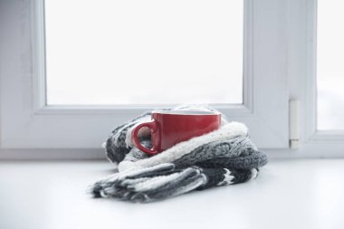 Kış City Kupası içinde belgili tanımlık geçmiş pencere üzerinde sıcak bir içecek ile. Kupası kenarında odaklanmak