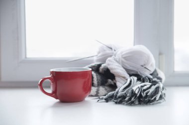 Kış City Kupası içinde belgili tanımlık geçmiş pencere üzerinde sıcak bir içecek ile. Kupası kenarında odaklanmak