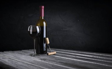 Şarap mahzeninde şarap şişeleri.