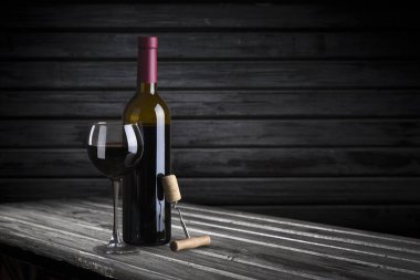 Şarap mahzeninde şarap şişeleri.