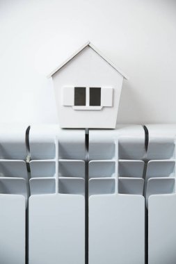 Kış - Isıtma sistemi kavramı ve bir ev örgü şapkası modeli ile soğuk karlı havalarda evde