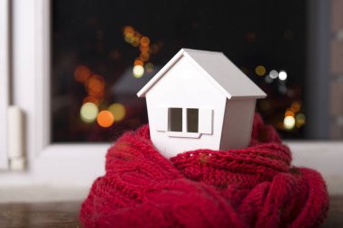 Kış - Isıtma sistemi kavramı ve bir ev örgü şapkası modeli ile soğuk karlı havalarda evde