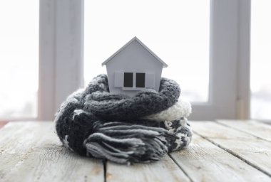 Kış - Isıtma sistemi kavramı ve bir ev örgü şapkası modeli ile soğuk karlı havalarda evde