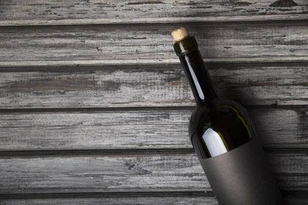 Kırmızı şarap kadehleri ve taş arka planda bir şişe. Kopyalama alanı olan üst görünüm