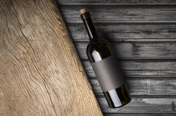 Kırmızı şarap kadehleri ve taş arka planda bir şişe. Kopyalama alanı olan üst görünüm