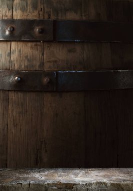 fıçının arka planı ve aşınmış eski ahşap masa