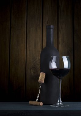 Tirbuşon ve ahşap fıçı, arka planda üzüm bağı.