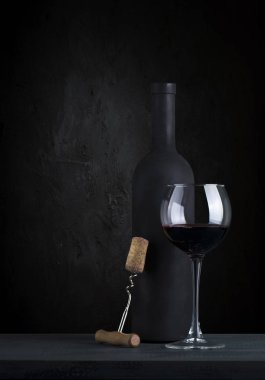 Tirbuşon ve ahşap fıçı, arka planda üzüm bağı.