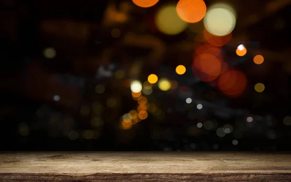 Святковий дерев'яними тлі з виблискуючих Боке вогнями, висвітлені прожектором, ідеально підходить для різдвяні або інших приводів — стокове фото