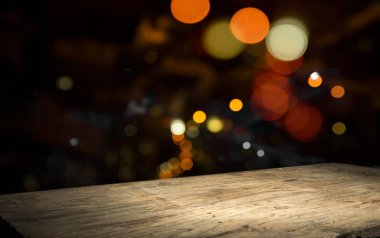 Noel veya diğer günler için ideal bir spot ışığı ile aydınlatılan ışıltılı bokeh ışıkları ile şenlikli ahşap arka plan