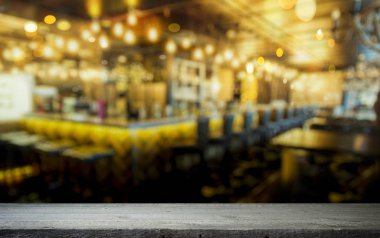 Resterant ışıkların soyut bulanık arkaplanının önündeki ahşap tablo resmi