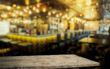 Resterant ışıkların soyut bulanık arkaplanının önündeki ahşap tablo resmi