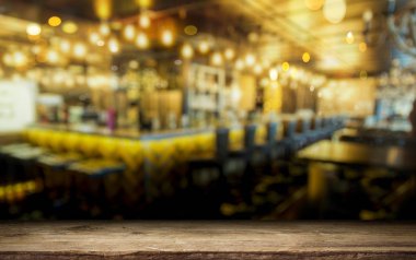 Resterant ışıkların soyut bulanık arkaplanının önündeki ahşap tablo resmi