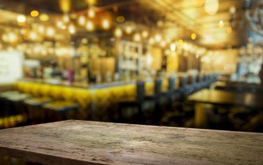 Resterant ışıkların soyut bulanık arkaplanının önündeki ahşap tablo resmi