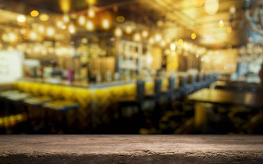 Resterant ışıkların soyut bulanık arkaplanının önündeki ahşap tablo resmi