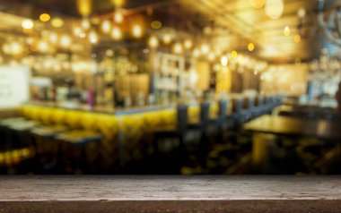 Resterant ışıkların soyut bulanık arkaplanının önündeki ahşap tablo resmi