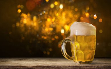 Şehrin arka planı ahşap bir masa üzerinde mükemmel hafif bira