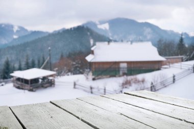 Mutlu noeller ve mutlu yeni yıl tebrikleri masalı. Kar ve Noel ağaçlı kış manzarası.