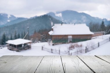 Mutlu noeller ve mutlu yeni yıl tebrikleri masalı. Kar ve Noel ağaçlı kış manzarası.