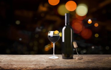 kırmızı şarap cam şişe ışık bokeh arka plan ile yakın