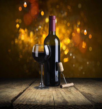 kırmızı şarap cam şişe ışık bokeh arka plan ile yakın