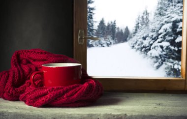 Kış arka plan - fincan şeker kamışı, yün, ipek eşarp ve eldiven pencere ve kış sahne açık havada. Natürmort rahat ev soğuk havalarda açık havada ile kış zaman harcama kavramı ile
