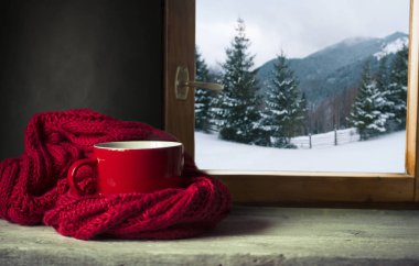 Kış arka plan - fincan şeker kamışı, yün, ipek eşarp ve eldiven pencere ve kış sahne açık havada. Natürmort rahat ev soğuk havalarda açık havada ile kış zaman harcama kavramı ile
