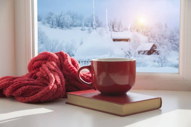 Kış City Kupası içinde belgili tanımlık geçmiş pencere üzerinde sıcak bir içecek ile. Kupası kenarında odaklanmak