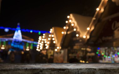 xmas ağacı birkaç renk ışık ve eski püskü tablo ile bulanık duvar arka plan