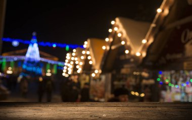 xmas ağacı birkaç renk ışık ve eski püskü tablo ile bulanık duvar arka plan