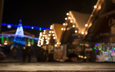 xmas ağacı birkaç renk ışık ve eski püskü tablo ile bulanık duvar arka plan