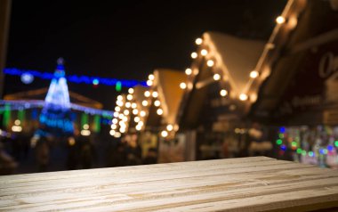 xmas ağacı birkaç renk ışık ve eski püskü tablo ile bulanık duvar arka plan