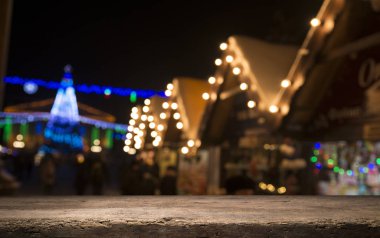 xmas ağacı birkaç renk ışık ve eski püskü tablo ile bulanık duvar arka plan