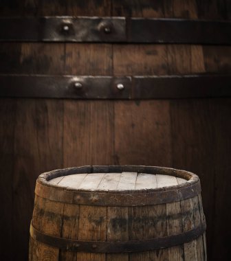fıçının arka planı ve aşınmış eski ahşap masa