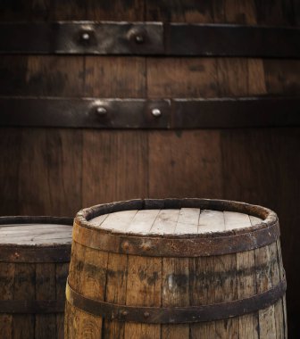 fıçının arka planı ve aşınmış eski ahşap masa