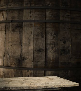 fıçının arka planı ve aşınmış eski ahşap masa