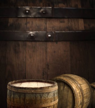 fıçının arka planı ve aşınmış eski ahşap masa