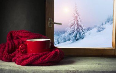 Kış arka plan - fincan şeker kamışı, yün, ipek eşarp ve eldiven pencere ve kış sahne açık havada. Natürmort rahat ev soğuk havalarda açık havada ile kış zaman harcama kavramı ile