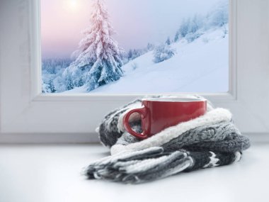 Kış arka plan - fincan şeker kamışı, yün, ipek eşarp ve eldiven pencere ve kış sahne açık havada. Natürmort rahat ev soğuk havalarda açık havada ile kış zaman harcama kavramı ile
