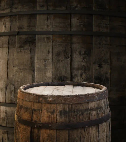 Fondo de barril y mesa vieja desgastada de madera —  Fotos de Stock