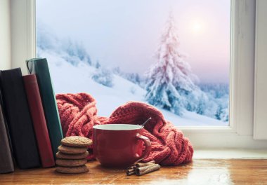 Bir fincan kahve veya çay, akıllı telefon ve kulaklık ile bir pencere yakınında sonbahar yaprakları. Sonbahar playlist kavramı. Yağmurlu günler için sonbahar müzik.