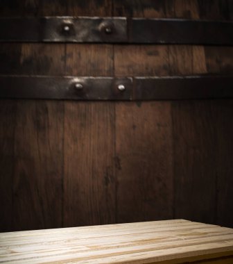 fıçının arka planı ve aşınmış eski ahşap masa