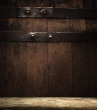 fıçının arka planı ve aşınmış eski ahşap masa